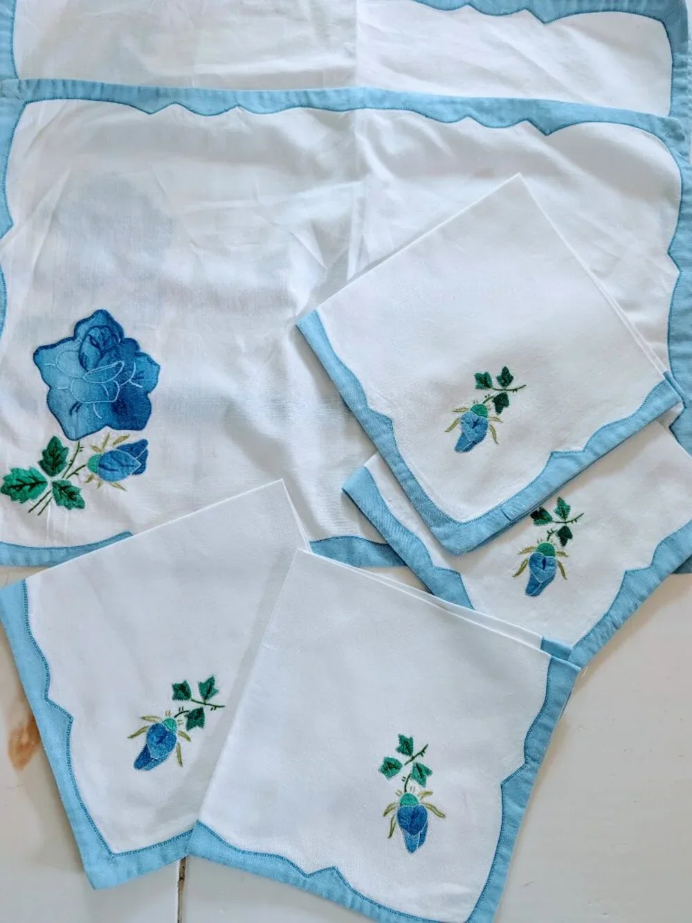 VTG Hand Embroidered Appliqué Linen Placemats Napkins Set 4 Blue Floral Cottage